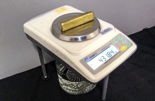 balança hidrostática para uma avaliação de ouro precisa.